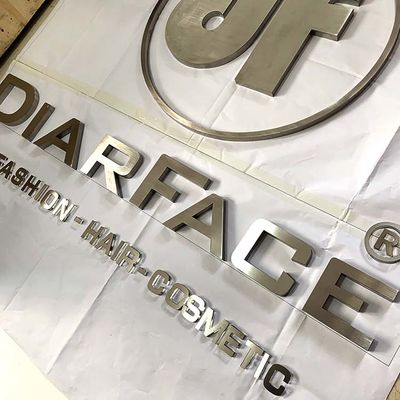 Vitrin Gümüş Fırça 3D Metal Harfler Şirket Logosu İşareti Elektroliz