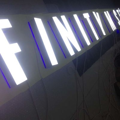 Duvara Montaj 3-5mm Akrilik Vitrin İşareti Mağazalar İçin Önden Aydınlatmalı Kanal Harfleri