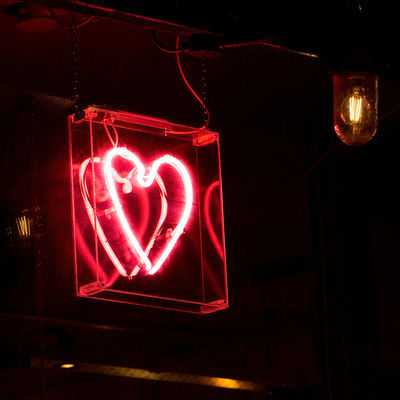 Yüksek Şeffaflık Akrilik Kişiselleştirilmiş Neon Tabelalar 50000 Saat Ömür