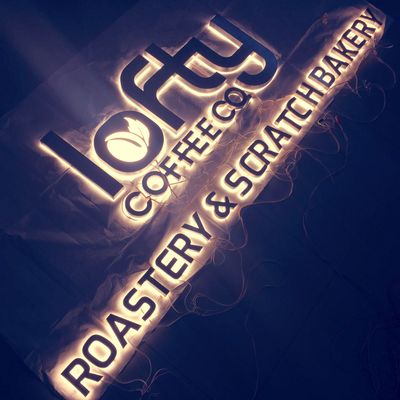 Reçine Akrilik Arkadan Aydınlatmalı Kanal Harfleri Özelleştirilmiş Fırçalı Kromlu 12VDC